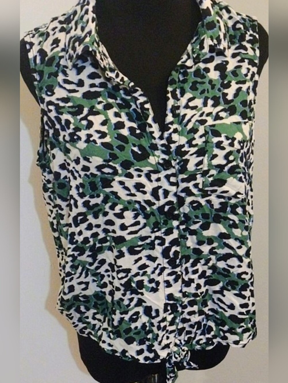 💜5/$25💜XL Sleeveless Button Up